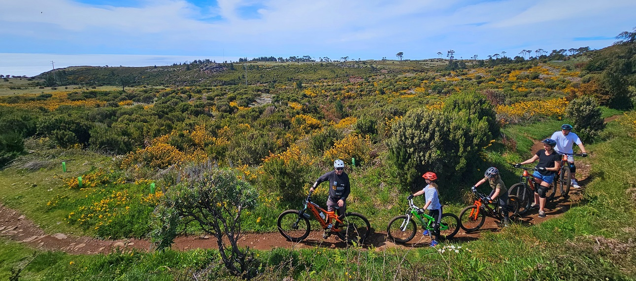 Family with children on a bike tour in Madeira.
